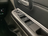 ドアミラーのスイッチは運転席ドアにあります。