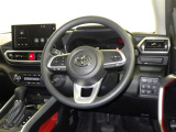 高いホールド性で運転姿勢が安定します。長距離ドライブでも疲れにくいのが魅力です。快適なドライビングライフをお送りください♪
