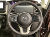 ハンドルにHondaセンシング系のクルーズコントロールやレーンキープアシストなどのスイッチと、オーディオの操作スイッチが装備されています。ハンドルから手を離さず安全に操作できます。