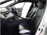 シックな色使いの運転席周りですね。すっきりとしたデザインで上品な色使いです。居心地の良い運転席長く座ってられるリラックスできるデザインがいいですね。