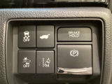 Hondaセンシング用の、VSA(ABS+TCS+横滑り抑制)解除と路外逸脱抑制機能のオンオフスイッチなどはハンドルの右側に装備しています。