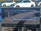 パノラミックビューモニターを装備!上から車両を見下ろしたような映像をナビ画面に表示できます。車両前後左右に搭載した4つのカメラ映像を継ぎ目なく合成!目視では見えない部分もリアルタイムで見れます。