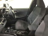 高いホールド性で運転姿勢が安定します。長距離ドライブでも疲れにくいのが魅力です。快適なドライビングライフをお送りください♪