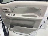【運転席ドア】ボトルホルダーや収納ポケットが付いているので運転席周りもスッキリ保てます★