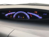 大型メーターで視界も良好な運転席廻りです。運転時の視線移動が少なくて済むので、安全性にも一役かってくれます。