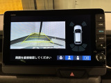 リバースギアに入れるだけで後方の表示へ切り替わります。夜間や雨の日の駐車も楽になりますよ。