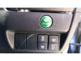 燃費を抑えるECON、横滑りを防ぐVSA等のスイッチ類は運転席の右側、手の届きやすい位置にあります。
