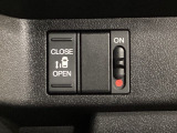 左側電動スライドドアは運転席からでも操作ができるように、ハンドル付近に開閉の操作スイッチが付いています。