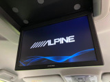 【フリップダウンモニター】大画面モニターで後席でもエンタメをお楽しみいただけます。小さなお子様にも大人気の装備です♪