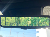 【デジタルインナーミラー】後席の大きな荷物や同乗者で後方が確認しづらい時でも安心!カメラが撮影した車両後方の映像をルームミラー内に表示。クリアな視界で状況の確認が可能です!