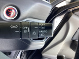 【オートライト(AUTO)】外の明るさをシステムが感知して、自動でヘッドライトが点灯します。ヘッドライトつけ忘れを防ぐ便利機能です