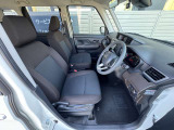 運転席も広いです☆コンパクトなのに小回りもききます☆軽自動では物足りないけど大きい普通車までは。。なんて方にもちょうどいいサイズ感のお車です☆
