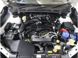 ■スバルと言えば水平対向エンジン。車体の低い位置に搭載されているので、万一の衝突時には、エンジンルームの下へ潜り込み、室内の乗員の被害軽減に貢献致します。
