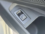 電動リアゲート装備です。バンパー下でのキックスイッチも装備されております。
