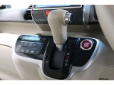 インパネシフトだから視線の移動も少なく足元もスッキリ♪運転席もゆったりしているのでゆとりを持ってドライブできますね!