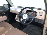 運転席周りのレイアウトをご覧ください。ナビゲーションが綺麗に装着されすっきり収まってますね!