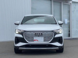 象徴的なシングルフレームグリルとフォーリングス。AudiのDNAと最先端の技術が融合した鋭いLEDの眼光は、一目でそれと分かる知性と、洗練された品格に満ちた佇まいをフロントに宿しています。