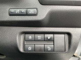 運転席のハンドル右奥側にまとめられたスイッチ群。一目で分かりやすく操作しやすいです。