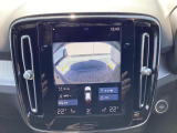センターにある9インチの縦型ディスプレイに映像が映し出されます。縦に長い画面なので、後方の奥行きや距離感がつかみやすいのが特徴です。