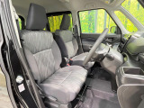 運転席まわりには十分なスペースがあり、大柄な方でもゆったり運転していただける環境です。