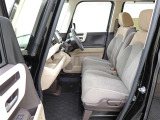 ベンチシートで運転席から助手席への移動もスムーズです!