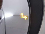 隣車線を走る車両をレーダーで検知し、ドアミラーでは確認しにくい後側方エリアに存在する車両に加え、急接近してくる車両も検知します。車両を検知するとドアミラーに搭載されたLEDインジケーターが点灯します。