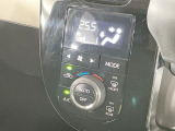 【オートエアコン】一度お好みの温度に設定すれば、車内の温度を検知し風量や温度を自動で調整。暑い&hellip;寒い&hellip;と何度もスイッチ操作をする必要はありません。快適な車内空間には必須の機能ですね♪