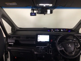 【前方視界】開放的な前方視界!運転がしやすく疲れにくいです♪窓が大きく、見通しがとっても良いおクルマですよ♪