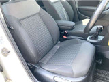 マイクロフリース素材を使用したスポーツコンフォートシート。欧州車らしく硬めのシートが体を程よくつつみこみ、長距離でも快適に運転できます。