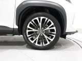 タイヤサイズは(215/50R18)で純正アルミホイールです。