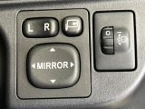 【電動格納ミラー】サイドミラーは電動格納式となっており、狭い駐車場でもキズがつくリスクを抑えられます。