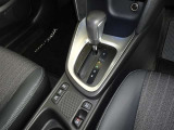 電動パーキングブレーキ・ブレーキホールドを装備してます。ホールド機能は信号待ちが多い一般道で疲労軽減になり、大好評です!