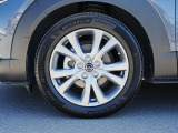 18インチ純正アルミホイールを装備。タイヤサイズは215/55R18となります。