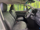 運転席まわりには十分なスペースがあり、大柄な方でもゆったり運転していただける環境です。