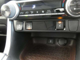 運転席と助手席には寒い時にうれしいシートヒーターが装備されてます。