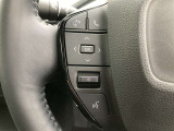 運転中、オーディオの操作をしてて、ハッとしたことはありませんか?ステアリングスイッチは、運転中でもハンドルでオーディオの操作が可能です。安全なドライブをサポートします。