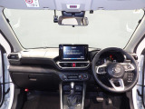 【インパネまわり】視界が広く運転しやすいデザインです。各スイッチ類も使いやすく配置され快適に運転できます。