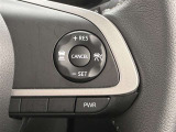 前方の車との車間を設定し、スピードを上げたり緩めたりを自動で行ってくれる追尾式の「レーダークルーズ」。上級装備の一つです!高級車にしかつかない嬉しい機能です。