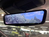 【デジタルルームミラー】後席の大きな荷物や同乗者で後方が確認しづらい時でも安心!カメラが撮影した車両後方の映像をルームミラー内に表示。クリアな視界で状況の確認が可能です!