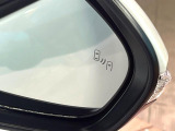 【ブラインドスポットモニター】走行中、ドアミラーの死角になりやすい箇所に後続車が接近するとサイドミラーのレンズに警告を表示!ドライバーに注意喚起をしてくれます。