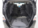 ◆サードシートは跳ね上げ式で、使用しない場合は荷室の拡大ができます。さらに広々なラゲッジスペースの出来上がりです!
