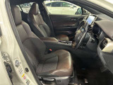 運転席の画像です。足元やシートまわりに余裕があり、リラックスした姿勢で運転が可能です。視界も良好で操作系へのアクセスもしやすく、快適で安心感のあるドライブをサポートします。