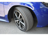 タイヤサイズは225/45R18です。