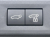 【パワーバックドア】スマートキーや運転席のボタンを押すだけでリアゲートが自動で開閉します!荷物を持っている時や、高い位置にあるバックドアを閉める際に便利な機能です♪