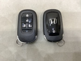 スマートキー付きですからドアロックの開閉およびエンジンスタートが楽々です。電動スライドドアの開け閉めもボタンで操作できます。スペアキーも同じものを用意しております。