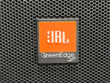 【JBLサウンドシステム】メーカーオプションの高品位サウンドシステムを搭載。専用のチューニングが施された大小様々なスピーカーから良質なサウンドが奏でられ、臨場感あふれる音響空間を演出します。