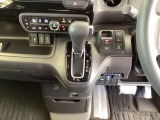 足元スッキリ、インパネシフトです。パーキングブレーキは電子制御パーキングブレーキタイプなので、運転席と助手席の間がスッキリしています。