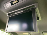 【フリップダウンモニター】大画面モニターで後席でもエンタメをお楽しみいただけます。小さなお子様にも大人気の装備です♪
