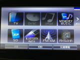 ダイハツ純正ナビゲーションを装備しています☆TVは画像がきれいなフルセグになっていてスマホに入っている音楽もBluetoothで繋いで楽しんでいただけます☆
