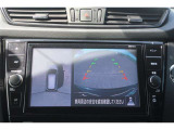 パノラミックビューモニター付きです。車両を上から見たような映像をディスプレイオーディオ画面に表示。運転席からの目視だけでは見にくい、車両周辺の状況をリアルタイムでしっかり確認できます。